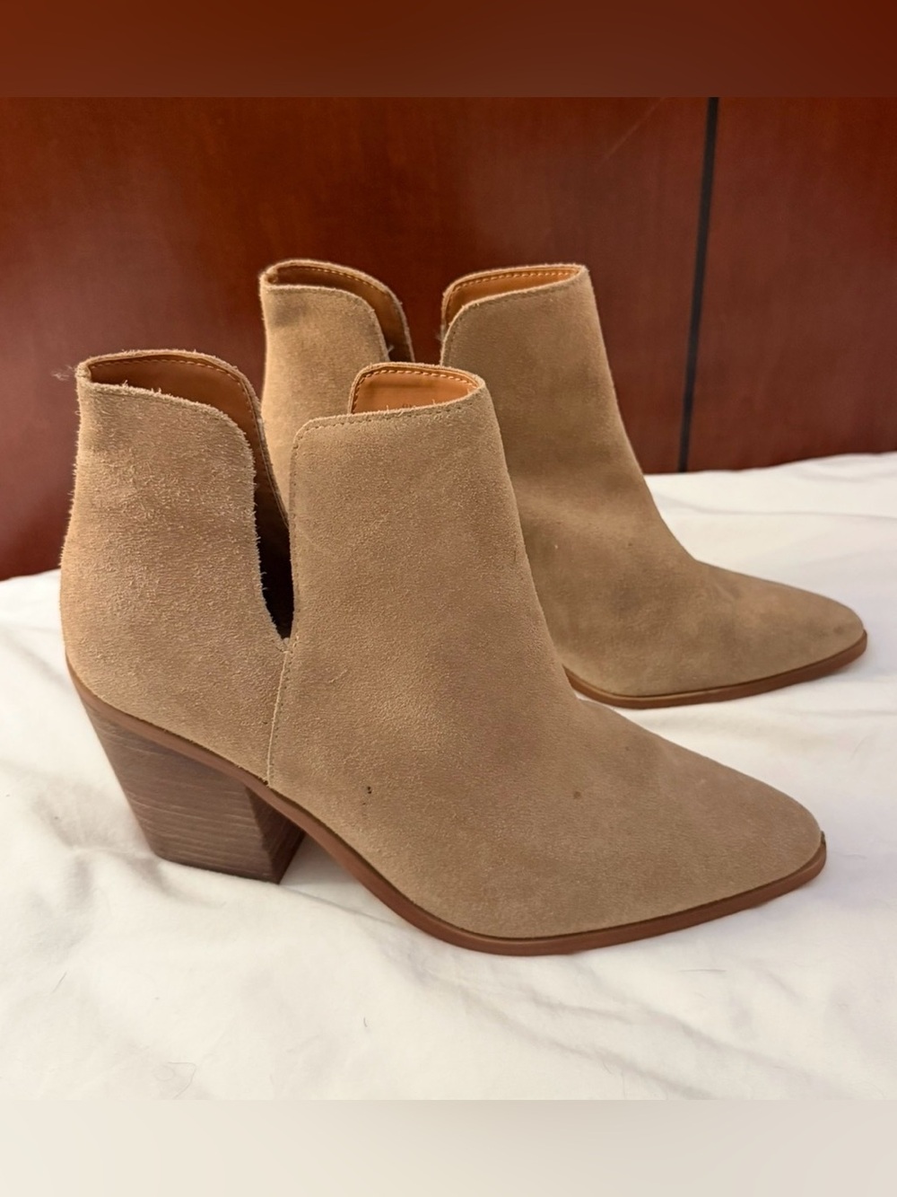 Lisa Vicky Kicky Bootie Women Tan
Camel Suede Slip On Block Stacked Heel
SZ 9